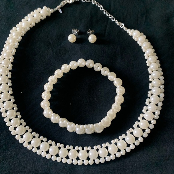 Absolutely beautiful 3pc pearl design necklace, earrings and bracelet - Picture 1 of 2